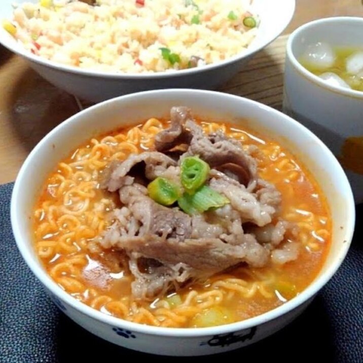 葱と牛バラ肉の辛い系ラーメン